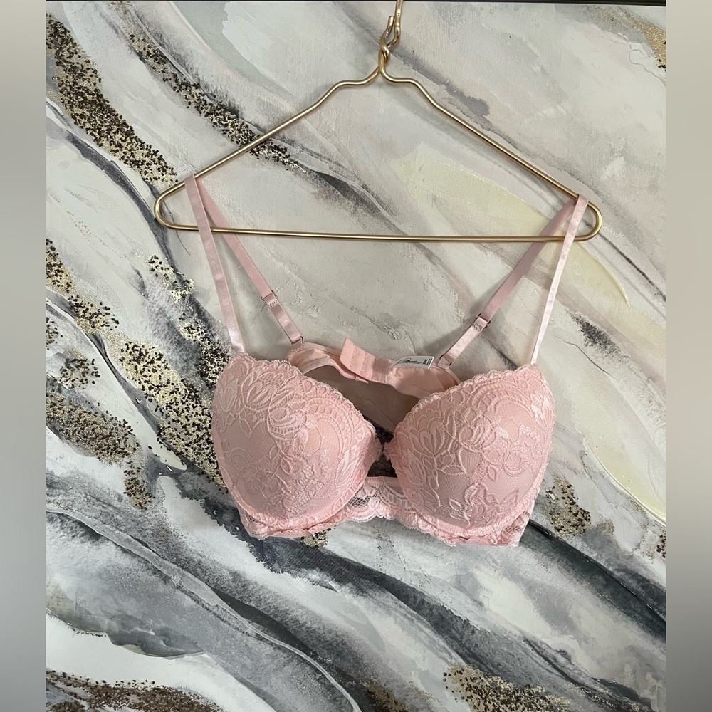 Elegant Lace Push-Up Bra in Soft Pink